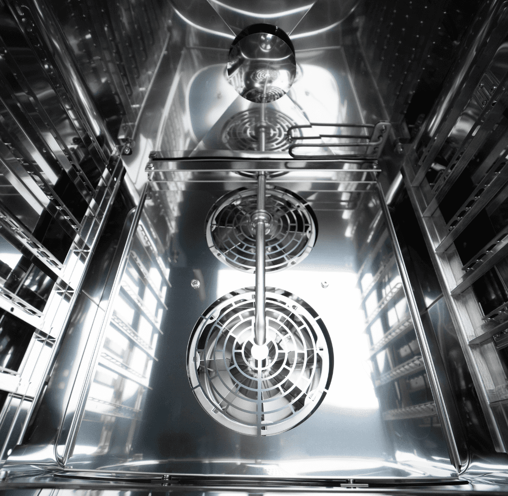 Chambre de cuisson propre et brillante d’un four mixte professionnel Unox