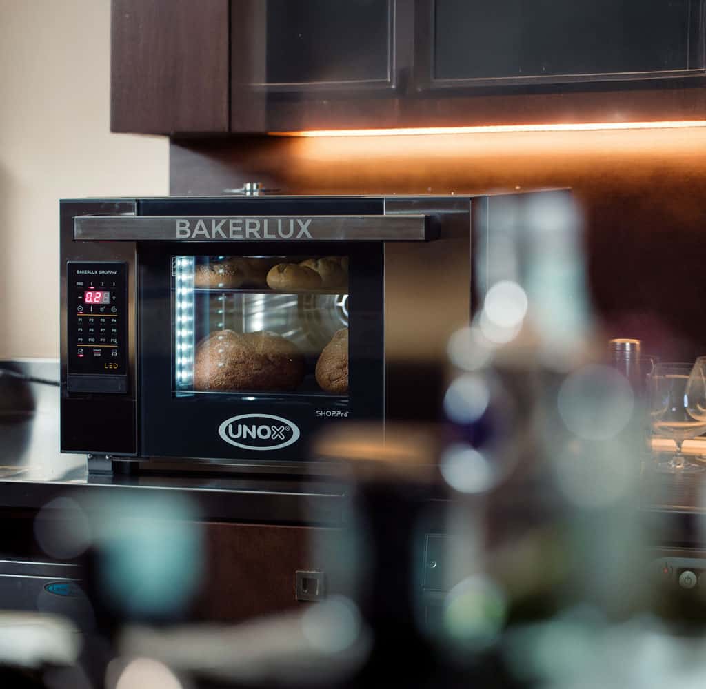 forno a convezione professionale su un bancone con pane all'interno