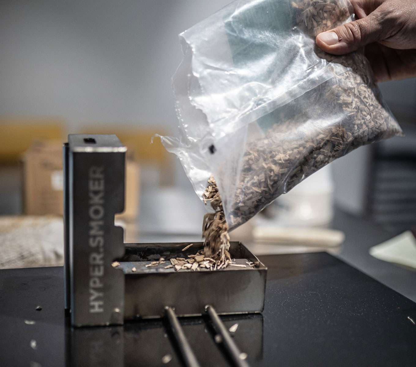 Accessoire fumoir pour fours combinés Unox avec une charge de copeaux de bois à l'intérieur