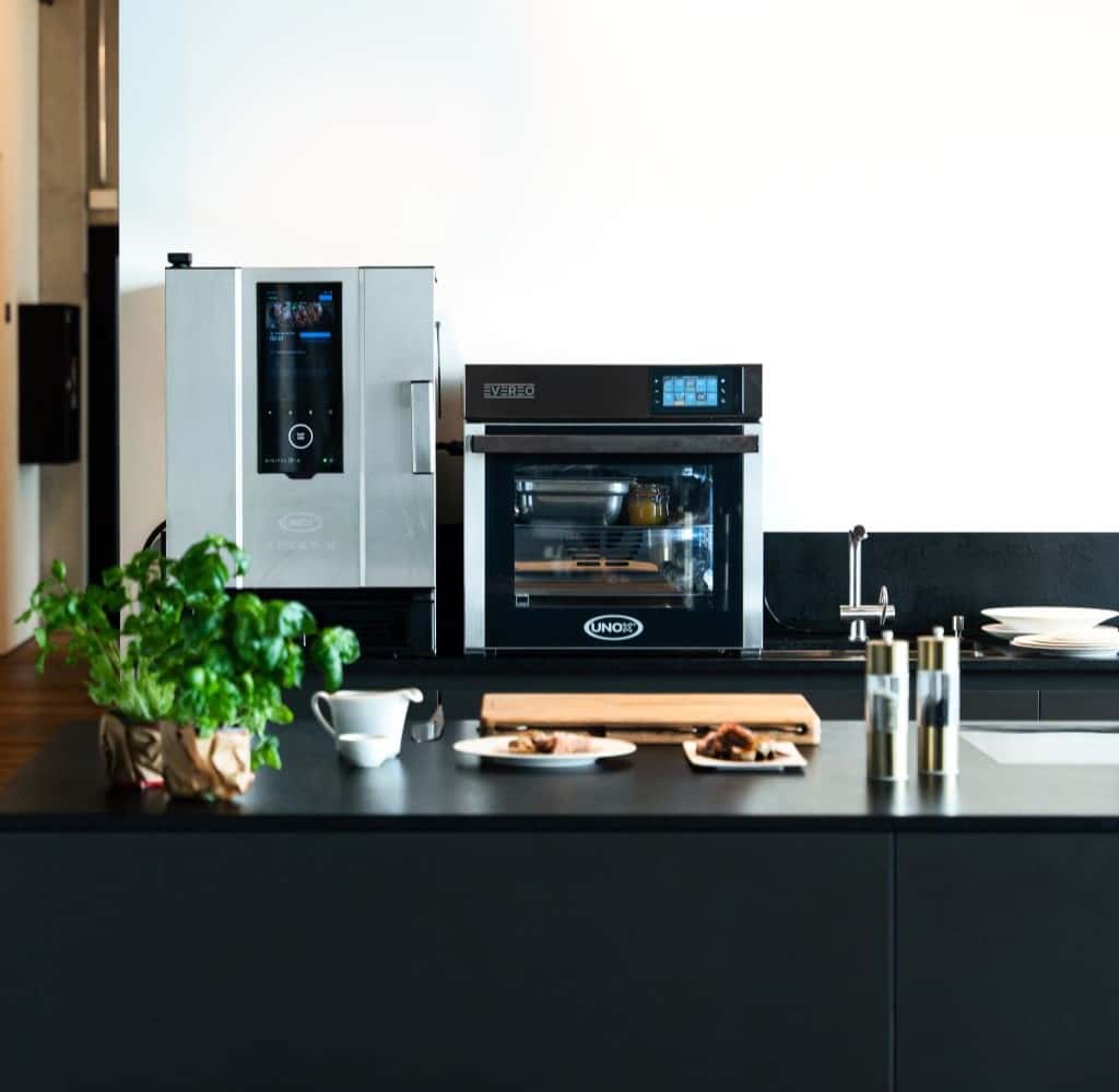 forno a cottura accelerata professionale SPEED-X e sistema di conservazione EVEREO affiancati dietro un bancone
