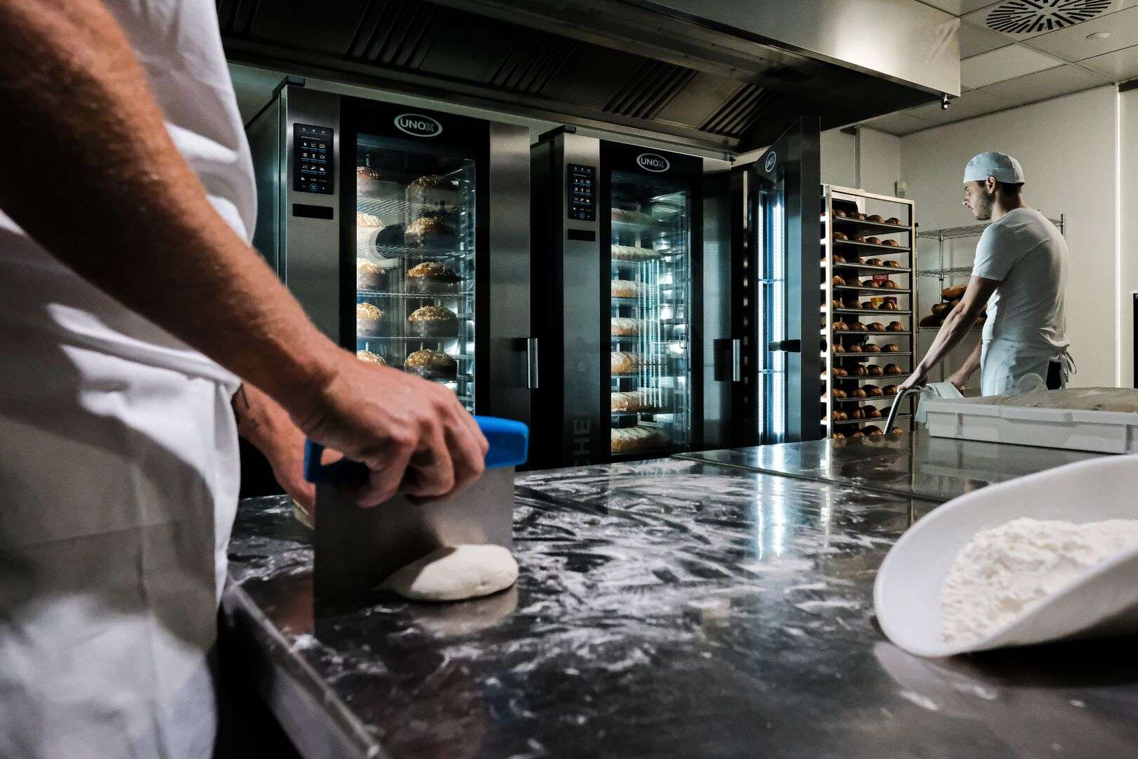 Chariot Unox pour fours professionnels combinés retourne 25 panettones à la fois, garantissant une cuisson uniforme et une manipulation facile